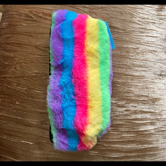 NWT Faux Rainbow 🌈 Fur Zipper Pouch / Cosmetic Bag - Picture 4 of 5